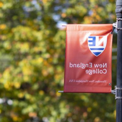 正规赌篮球的软件 Banner on the Henniker campus