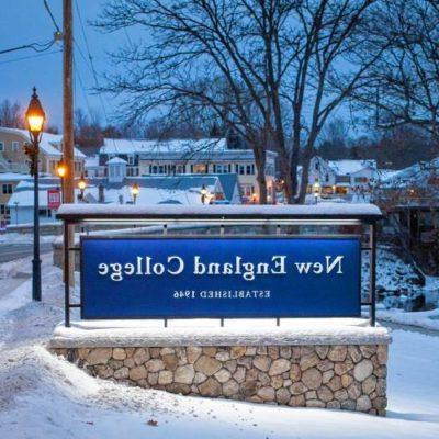 Campus sign on 正规赌篮球的软件's Henniker campus is winter